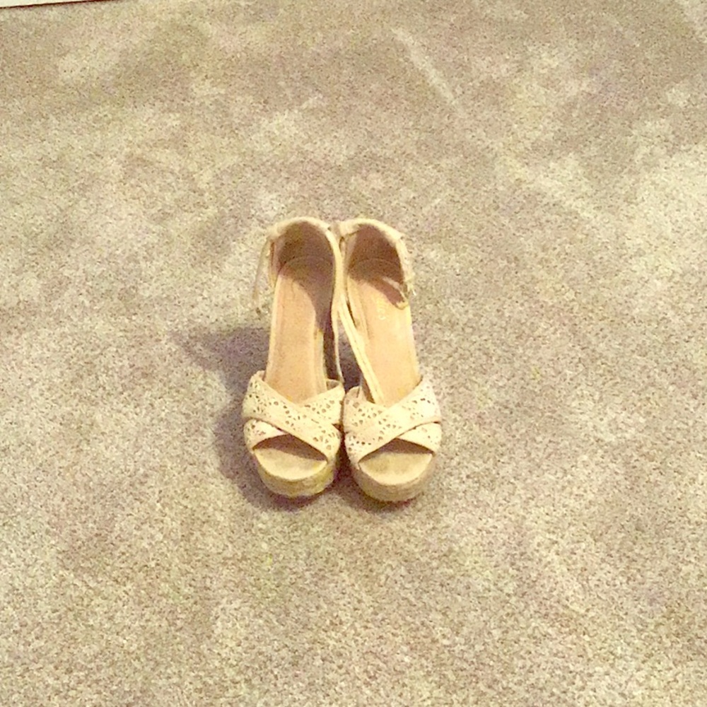Candies Cream Wedges Size 7.5
